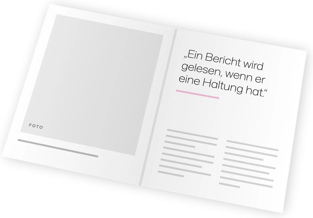 Aufgeschlagener Jahresbericht: Fotoseite links, rechts ein großes Zitat und zweispaltiger Text